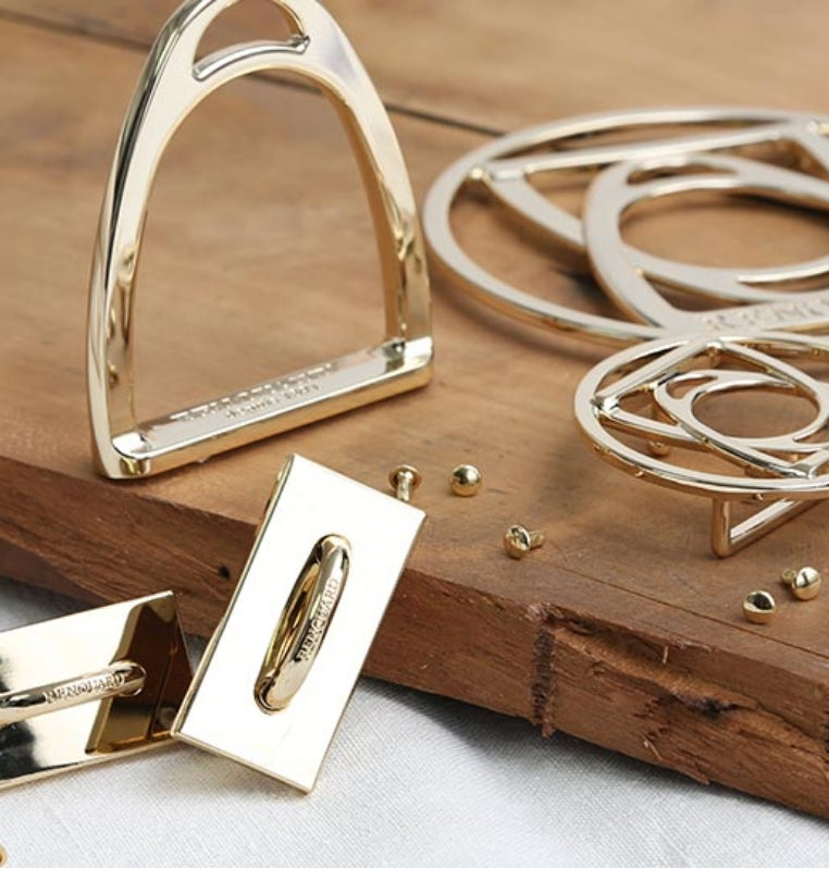 Attachés aux détails