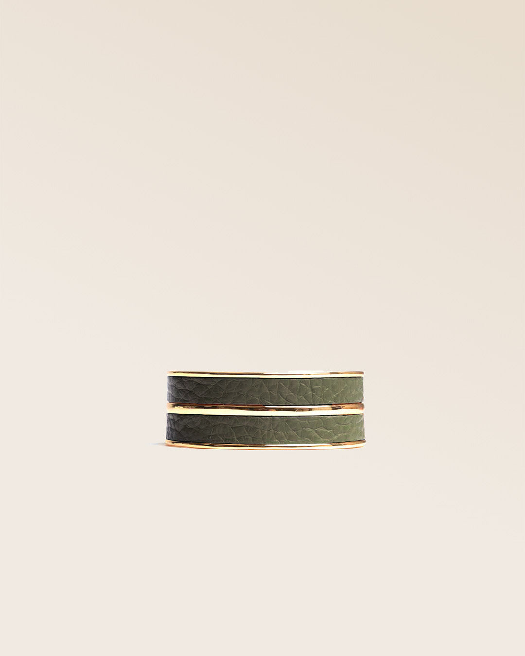 Notre bracelet Adeline en cuir façon vigogne kaki vu de face en studio.