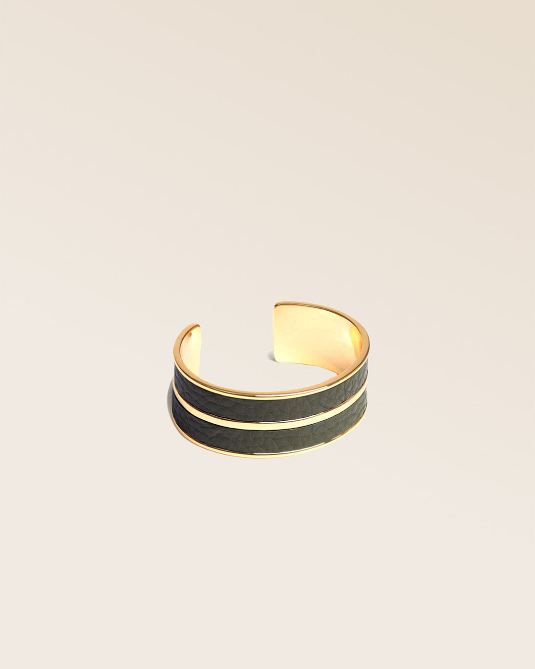 Notre bracelet Adeline en cuir façon vigogne kaki vu de quart en studio.