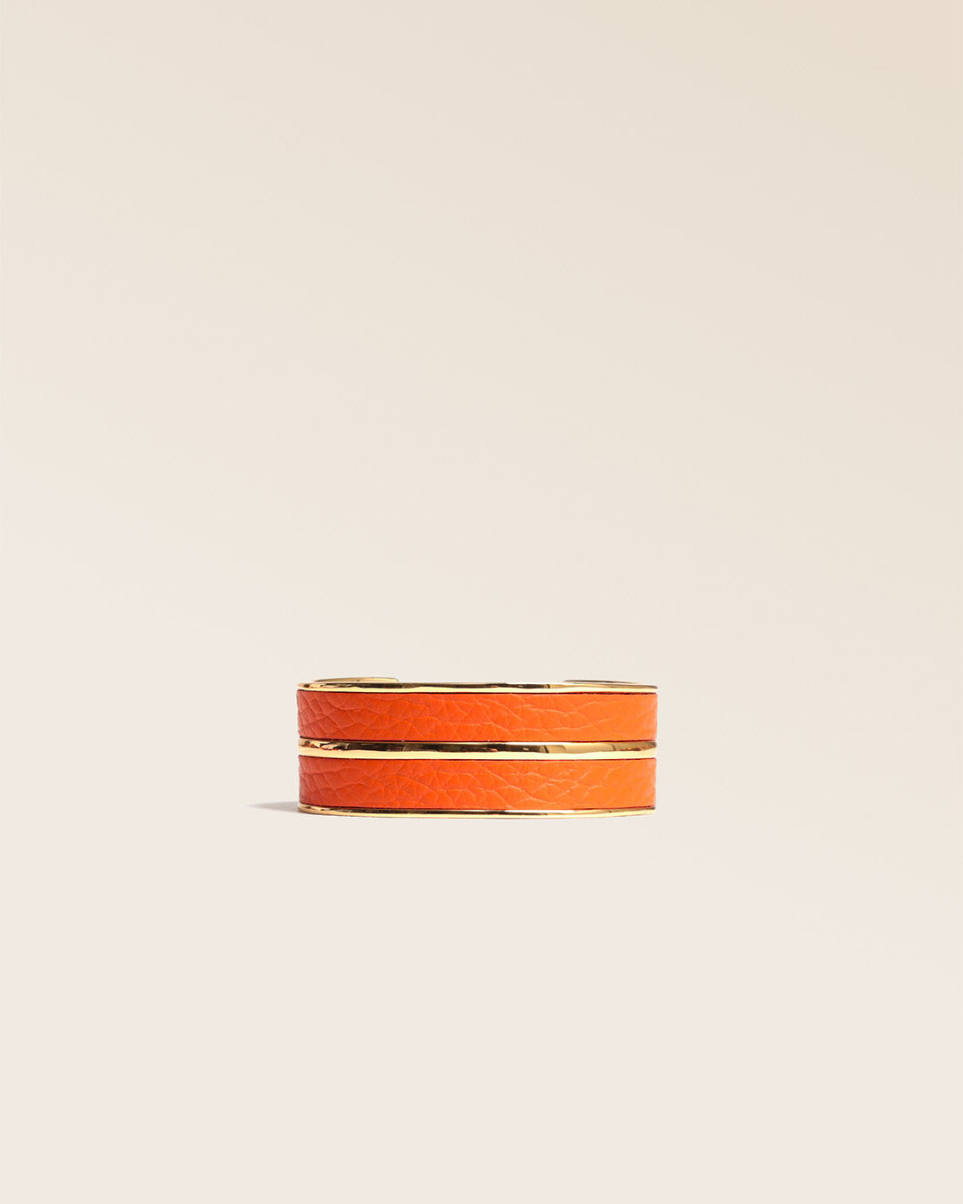 Notre bracelet Adeline Renouard en cuir façon vigogne orange, vu de face en studio.
