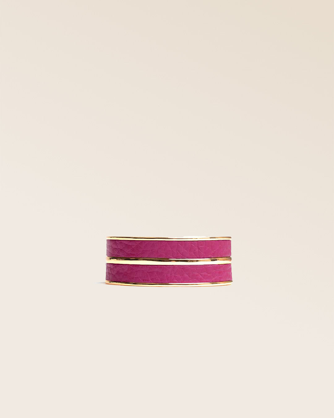 Notre bracelet Adeline en cuir façon vigogne pivoine vu de face en studio.