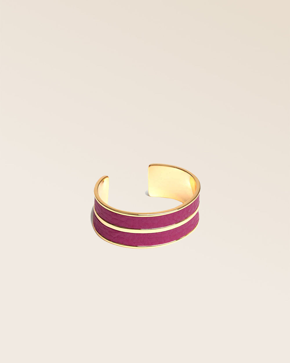 Notre bracelet Adeline en cuir façon vigogne pivoine vu de quart en studio.
