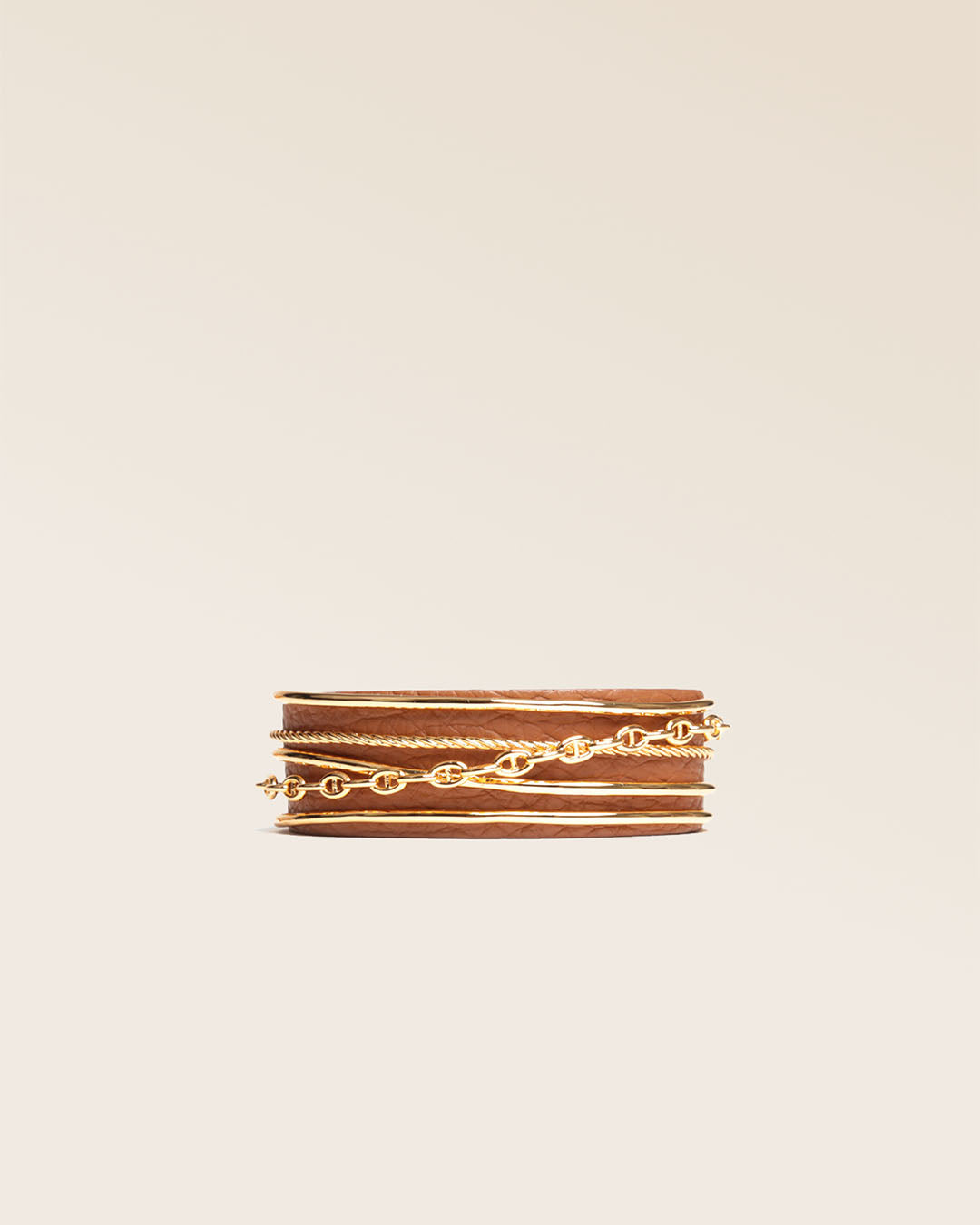 Notre bracelet Dolce Vita en cuir façon vigogne fauve vu de face en studio.