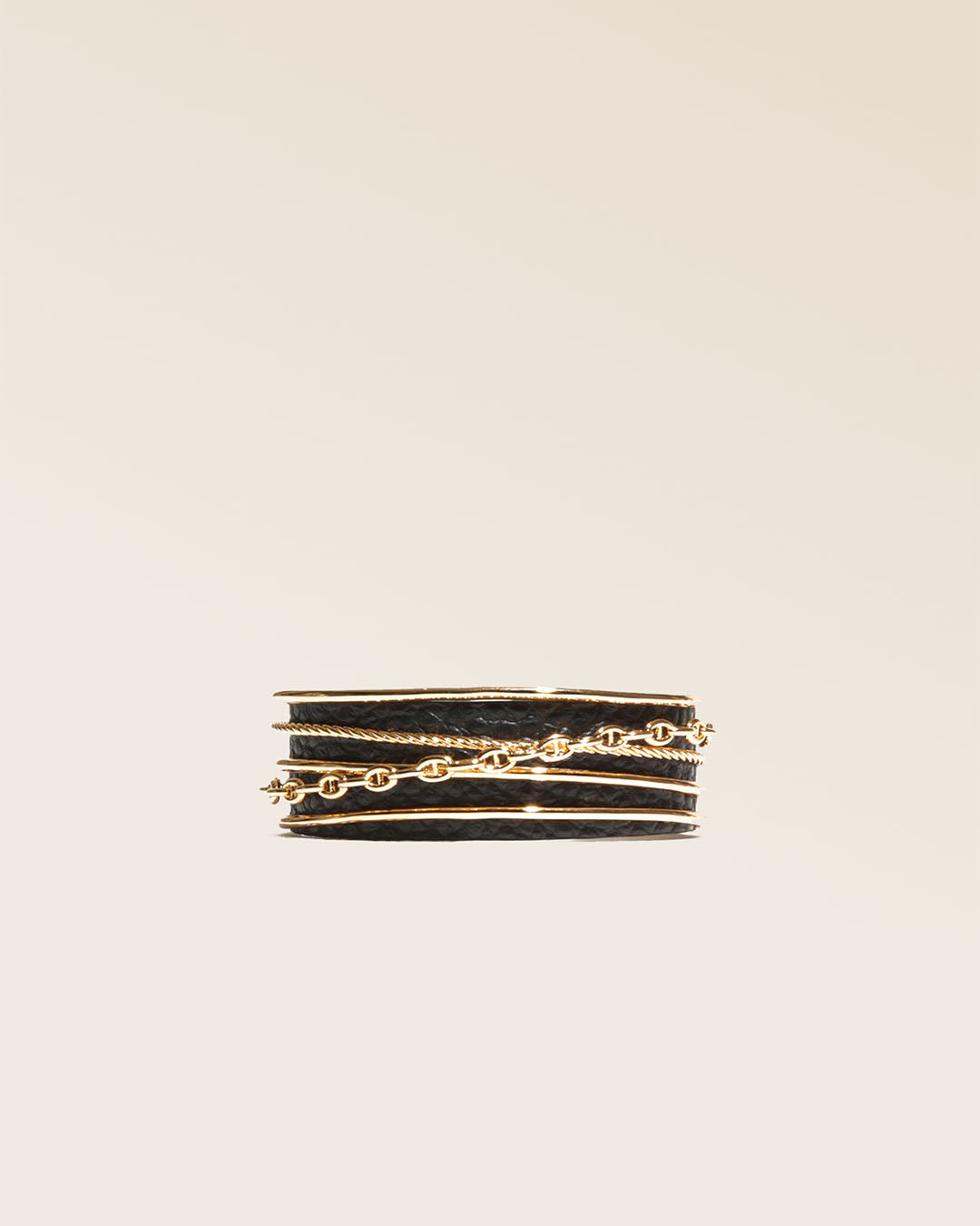 Notre bracelet Dolce Vita en cuir façon vigogne noir vu de face en studio.