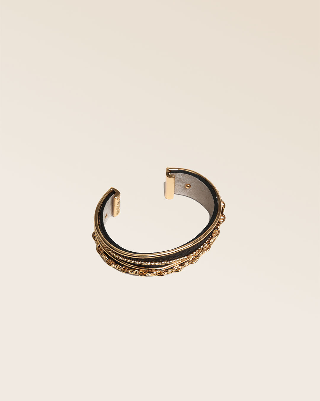 Notre bracelet Dolce Vita en cuir façon vigogne noir vu de quart en studio.