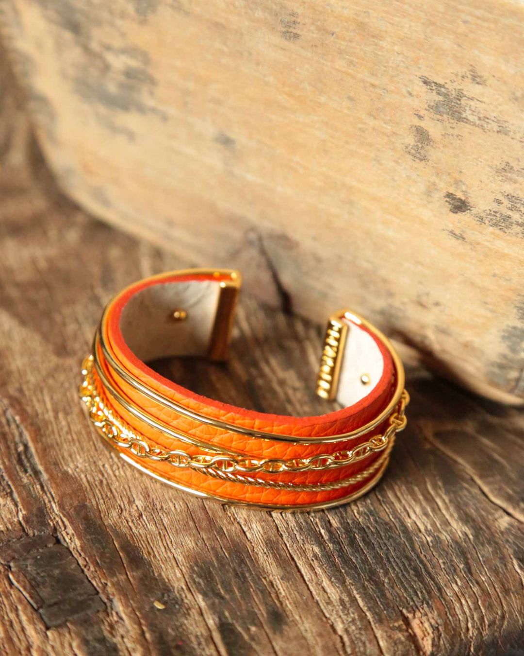 Notre bracelet Dolce Vita en cuir façon vigogne orange vu de face en ambiance.