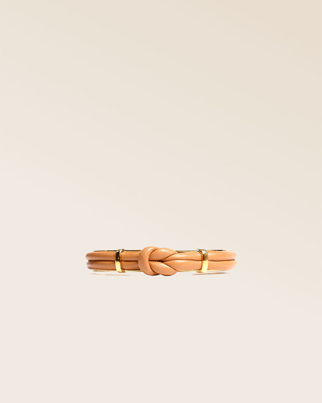 Notre bracelet Doris en cuir d'agneau camel vu de face en studio.