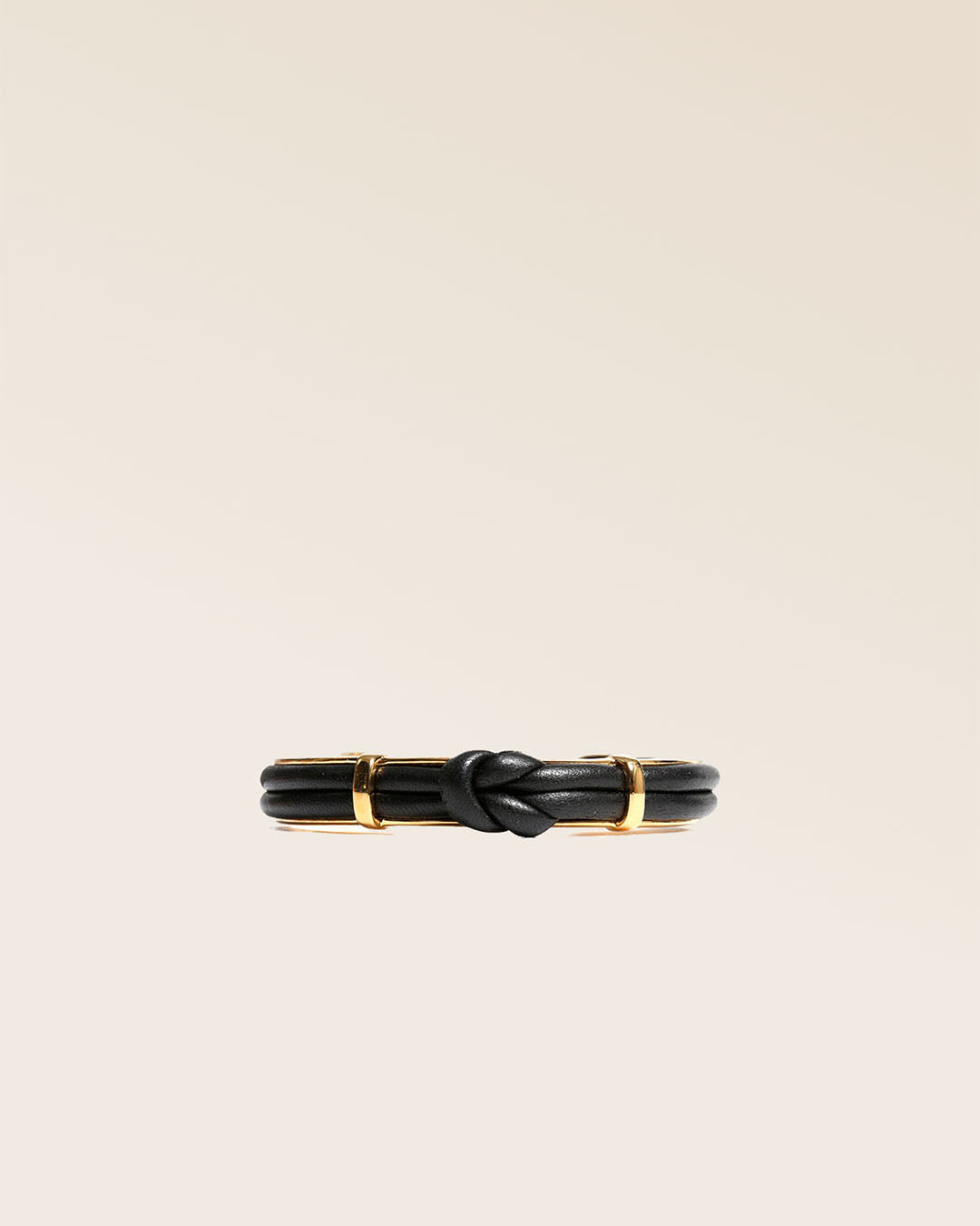 Notre bracelet Doris en cuir d'agneau noir vu de face en studio.