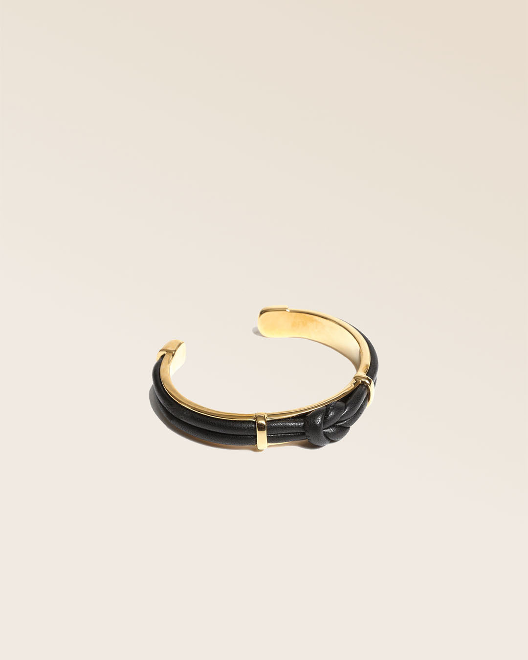 Notre bracelet Doris en cuir d'agneau noir vu de quart en studio.