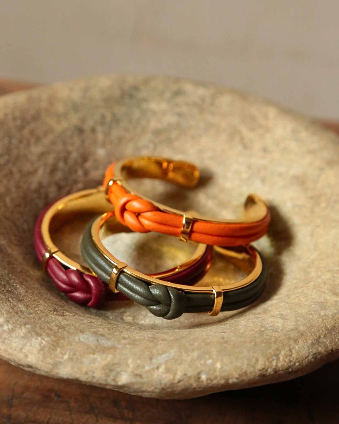 Notre bracelet Doris en cuir d'agneau orange, kaki et bordeaux vu en ambiance.