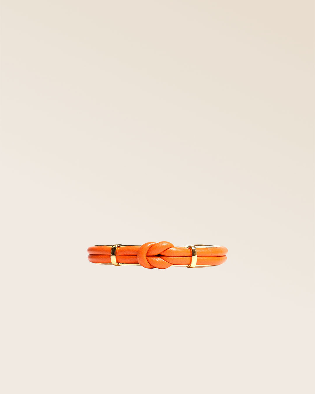 Notre bracelet Doris en cuir d'agneau orange vu de face en studio.