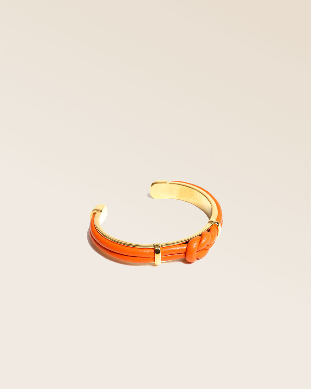 Notre bracelet Doris en cuir d'agneau orange vu de quart en studio.