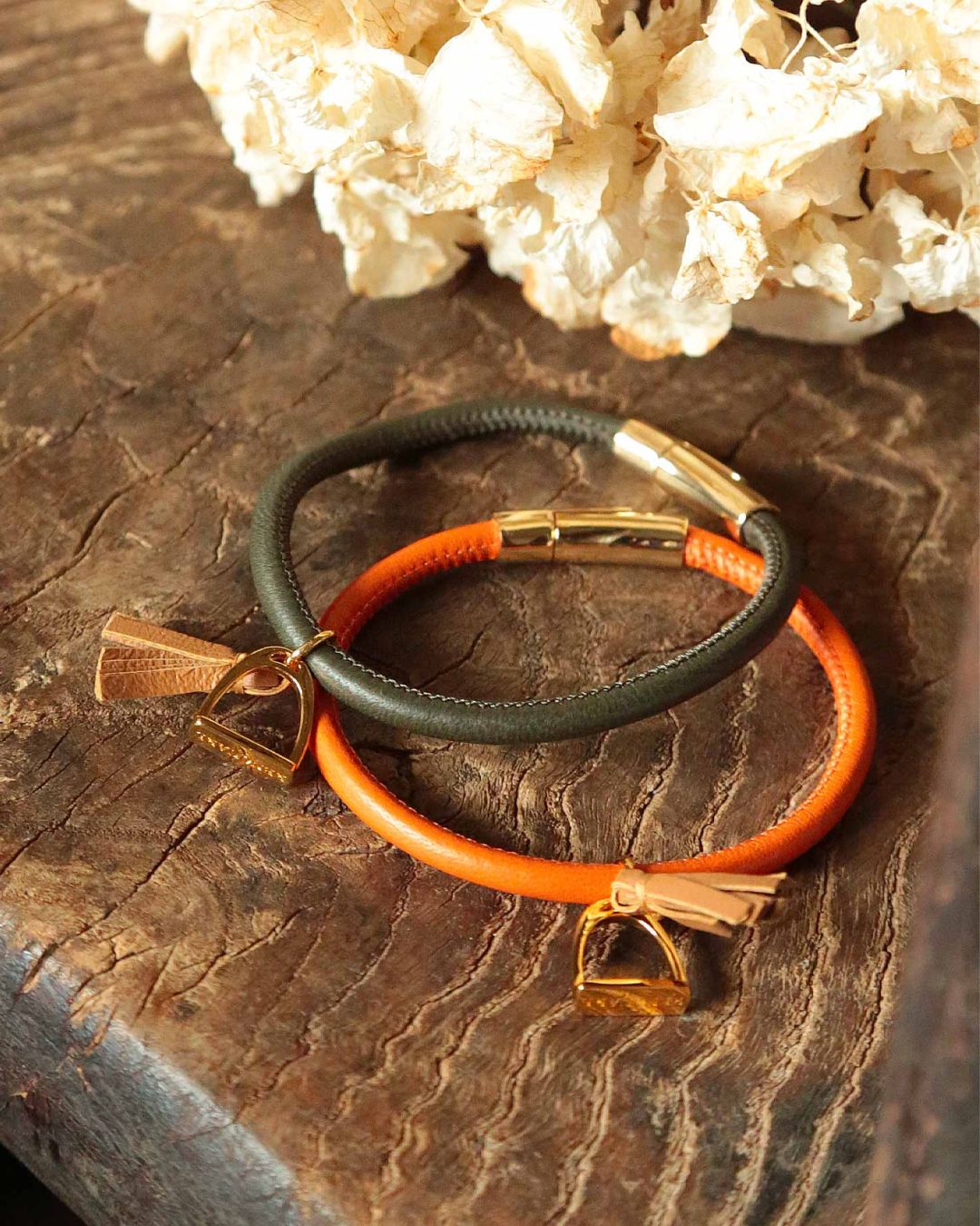 Nos bracelets Jumping Renouard en cuir d'agneau orange et cuir d'agneau kaki, vus en ambiance.