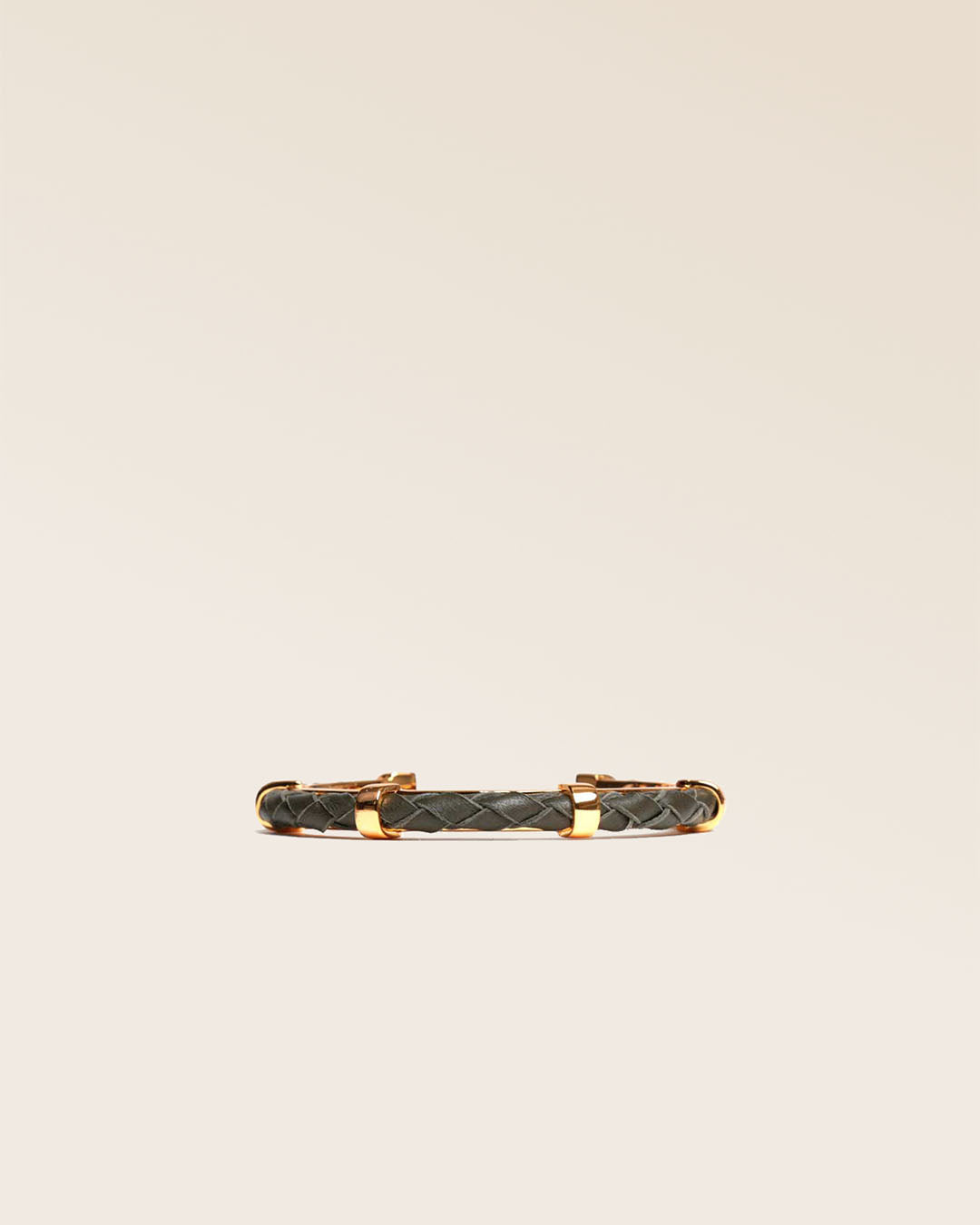 Notre bracelet Lisbonne en cuir d'agneau tressé kaki vu de face en studio.