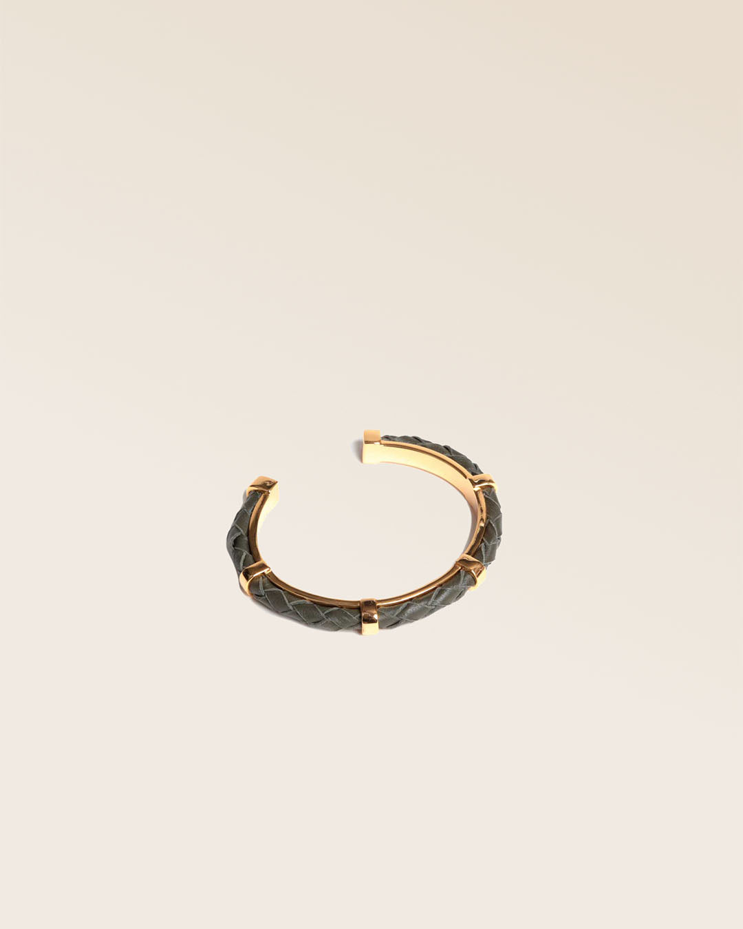 Notre bracelet Lisbonne en cuir d'agneau tressé kaki vu de quart en studio.