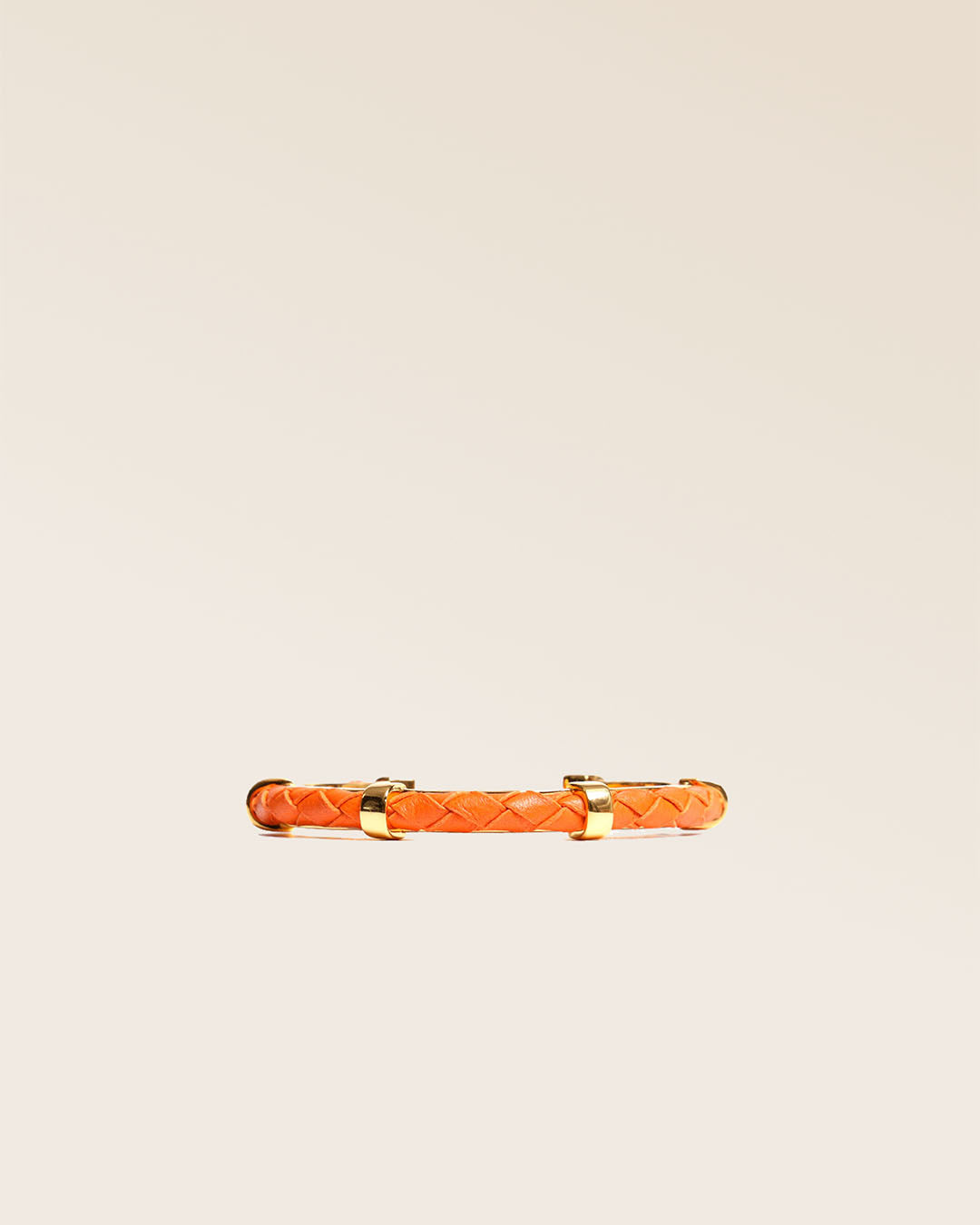 Notre bracelet Lisbonne en cuir d'agneau tressé orange vu de face en studio.