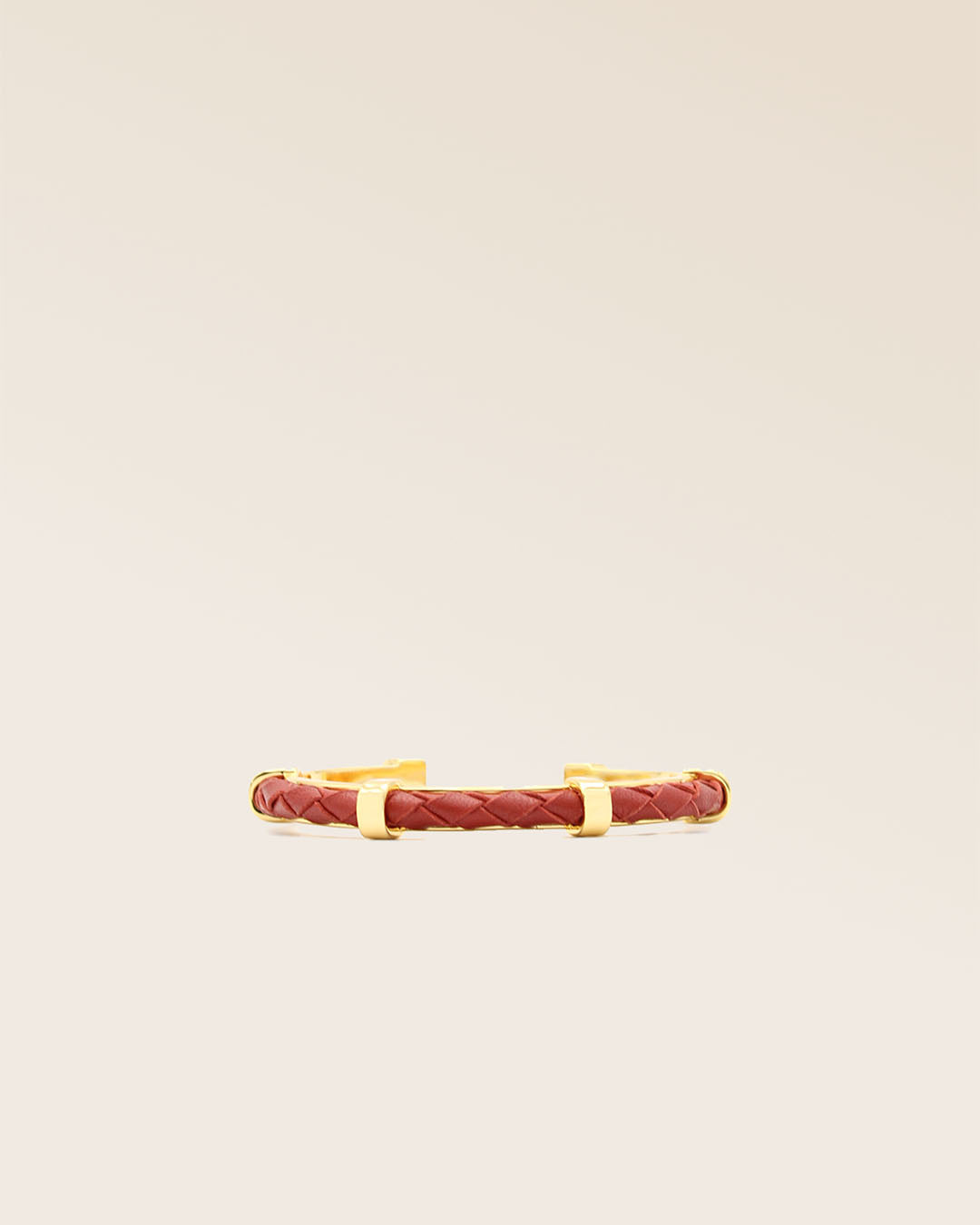 Notre bracelet Lisbonne en cuir d'agneau tressé terracotta vu de face en studio.