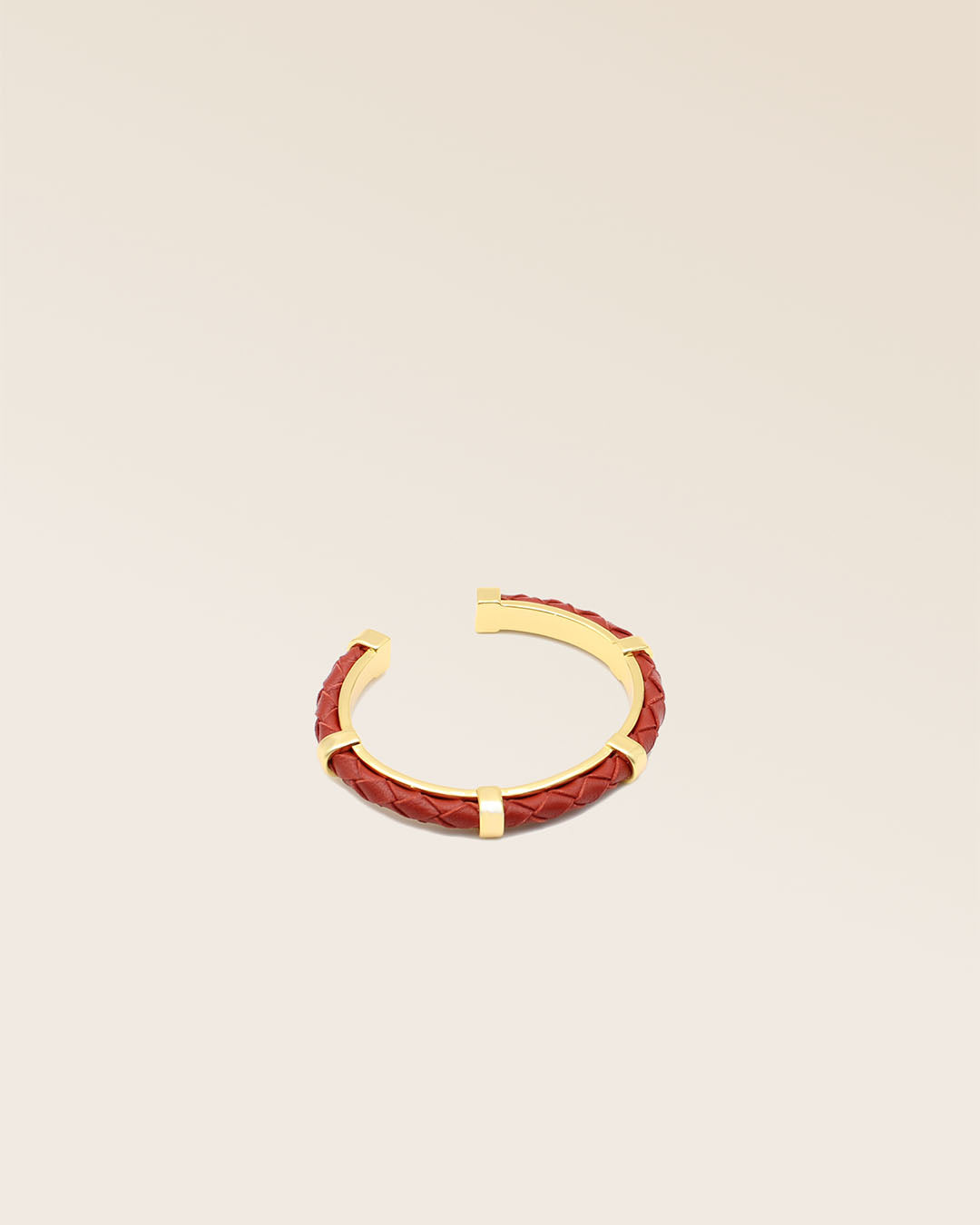 Notre bracelet Lisbonne en cuir d'agneau tressé terracotta vu de quart en studio.