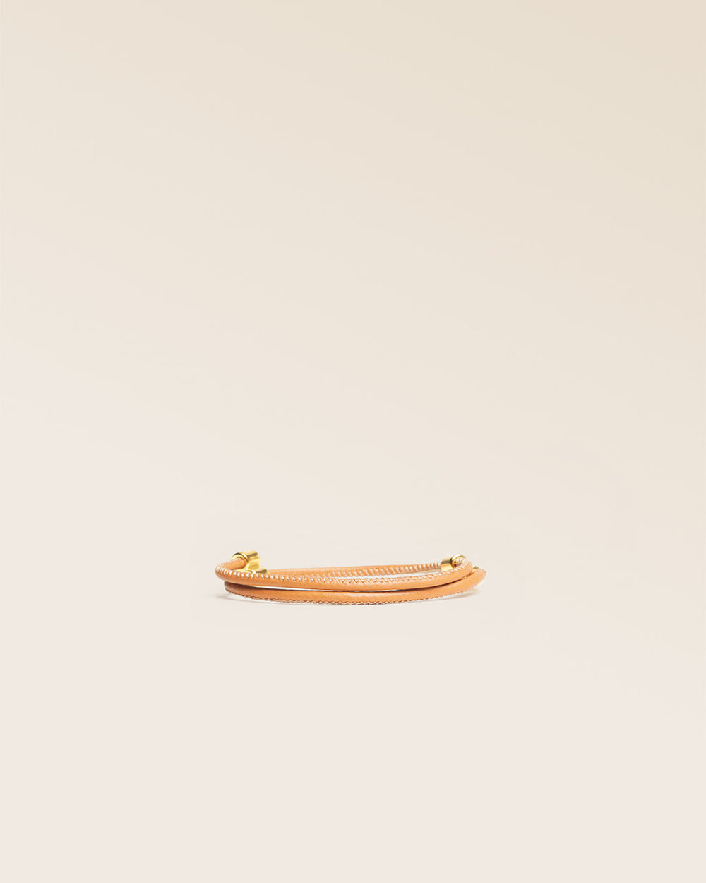 Notre bracelet Mia en cuir d'agneau camel vu de face en studio.