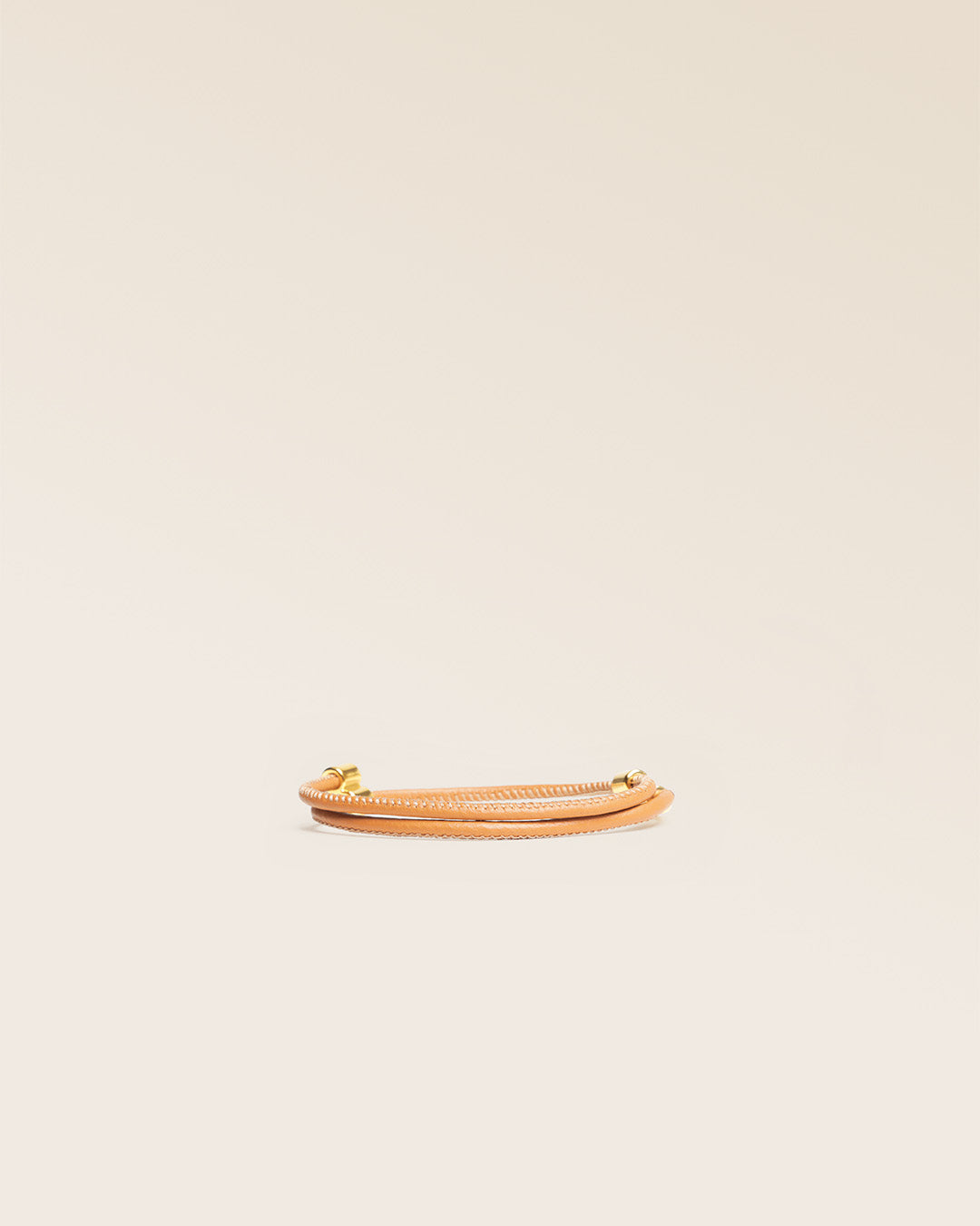 Notre bracelet Mia en cuir d'agneau camel vu de face en studio.