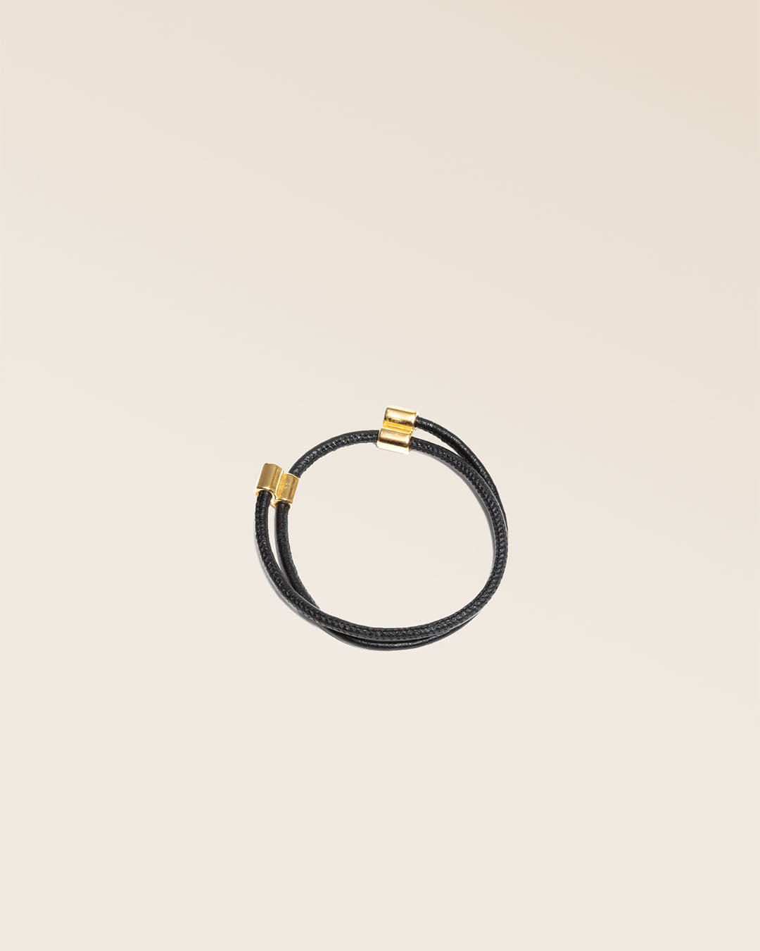 Notre bracelet Mia en cuir d'agneau noir vu de quart en studio.
