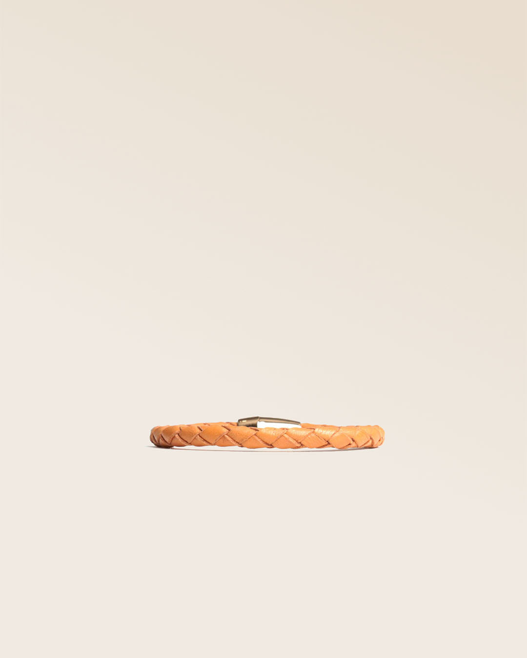 Notre bracelet Mohican en cuir d'agneau tressé camel vu de face en studio.