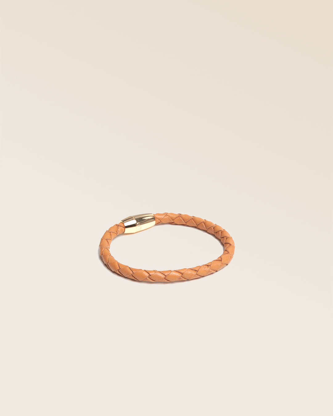 Notre bracelet Mohican en cuir d'agneau tressé camel vu de quart en studio.