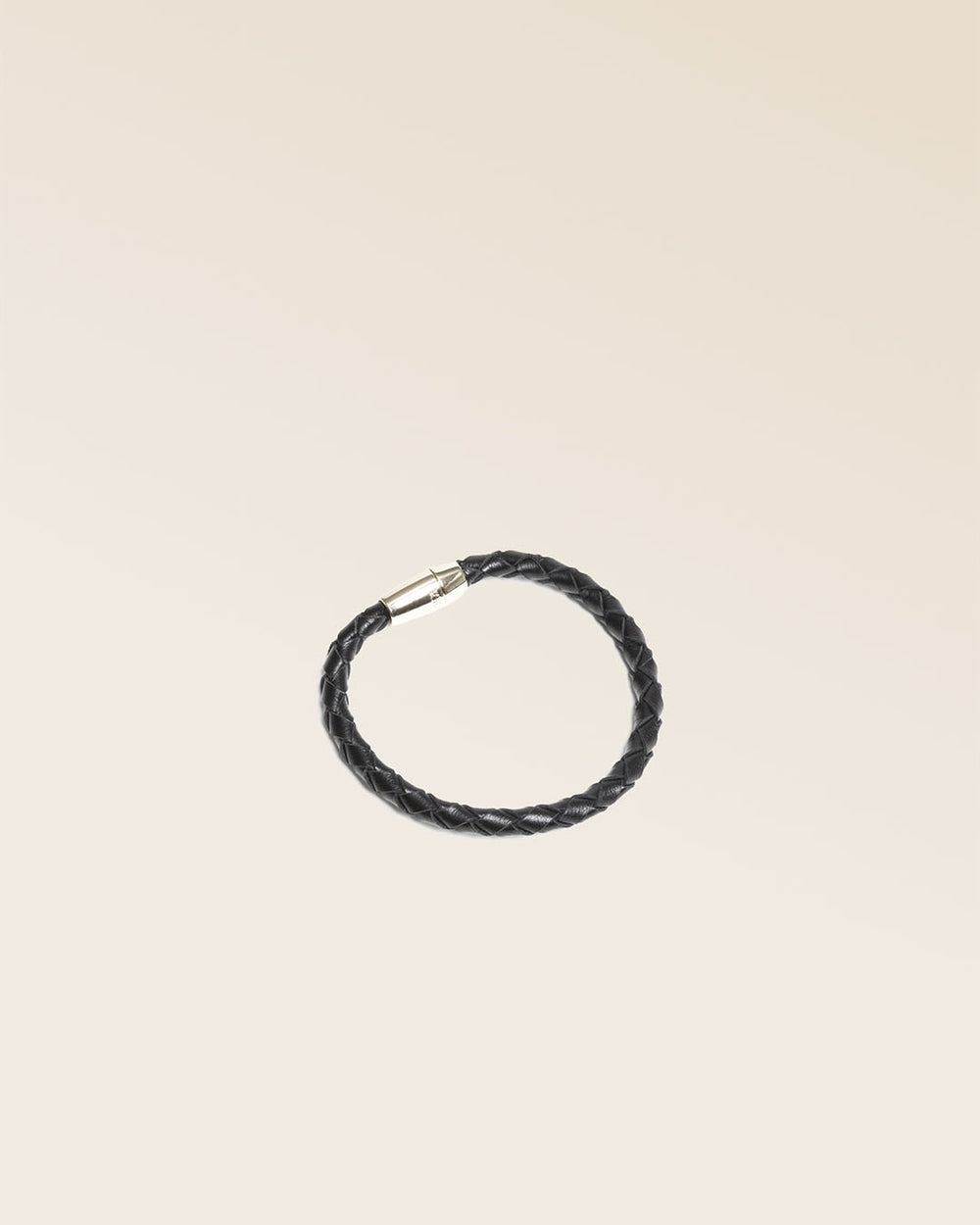 Notre bracelet Mohican en cuir d'agneau tressé noir vu de quart en studio.