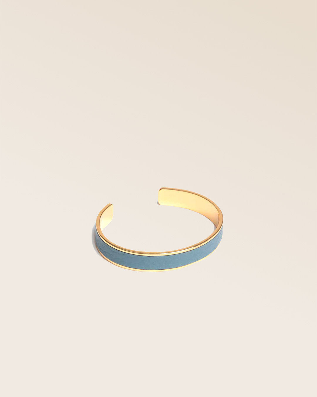 Our Pacôme bracelet in cobalt-blue vicuña-style leather and gold accessory as seen from the quarter in the studio.