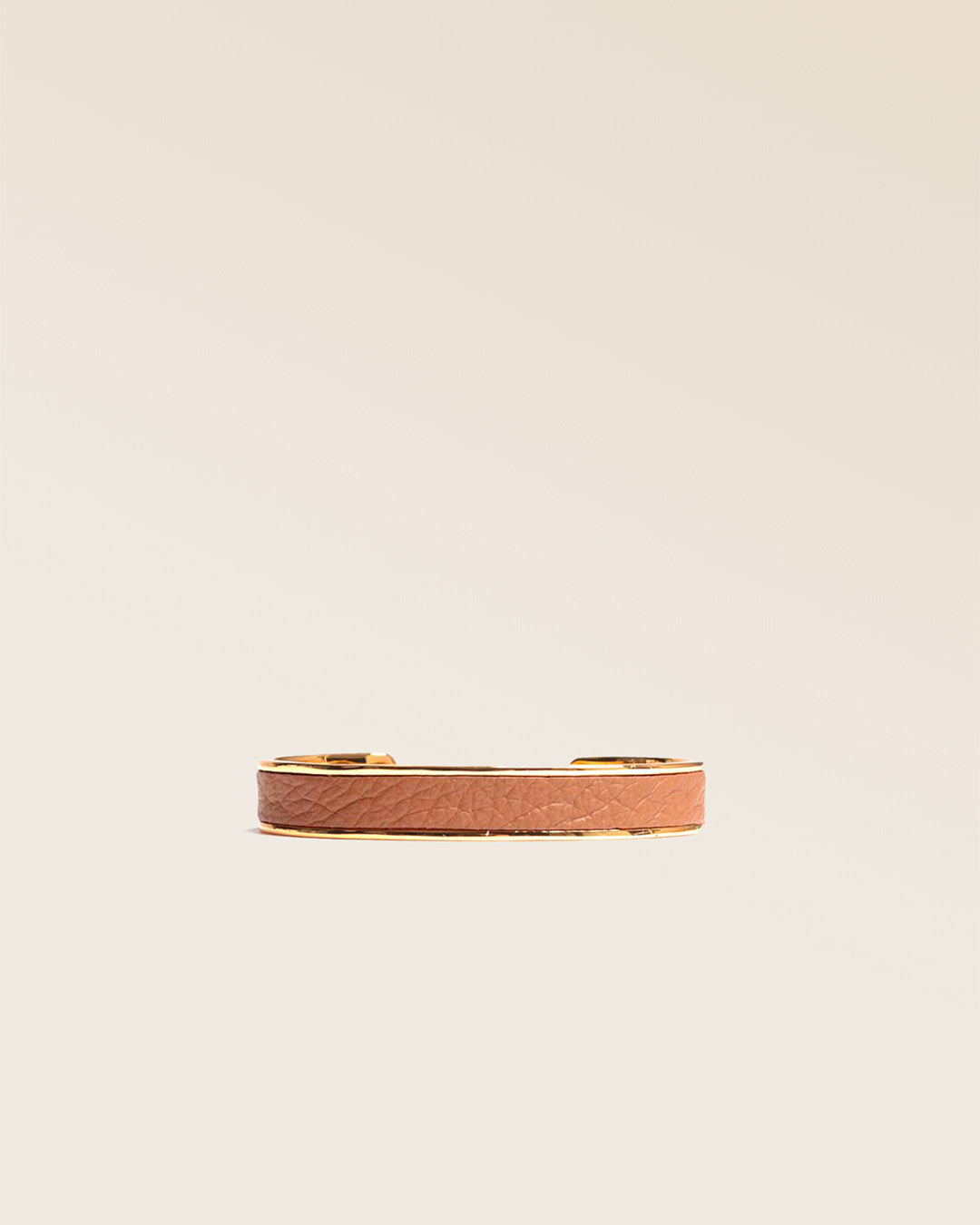 Our Pacôme bracelet in fawn-colored vicuña leather and gold accessory, seen from the front in the studio.