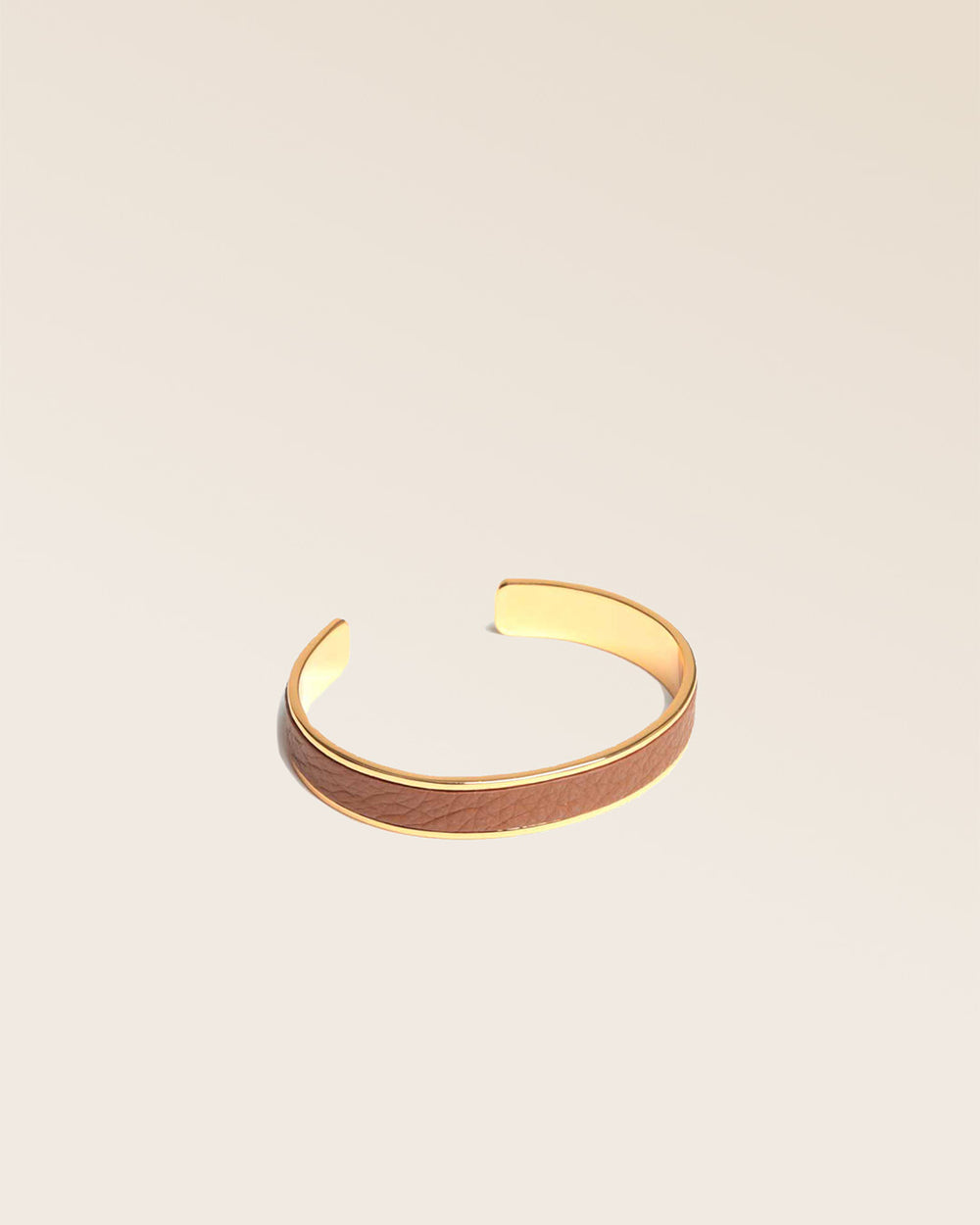 Notre bracelet Pacôme en cuir façon vigogne fauve et accessoire doré vu de quart en studio.