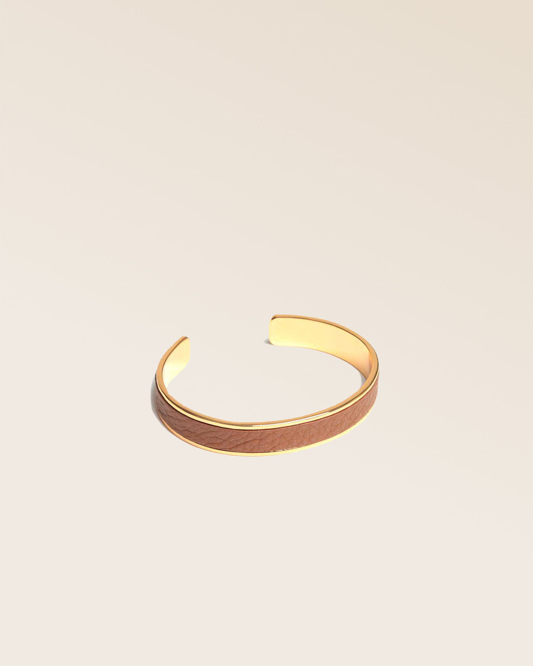 Our Pacôme bracelet in fawn-colored vicuña leather and gold accessory, seen from a quarter in the studio.