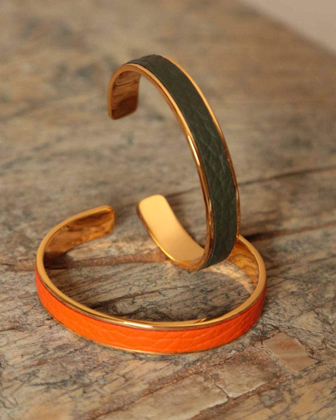 Our golden Pacôme bracelets in khaki and orange vicuña-style leather seen in ambiance.
