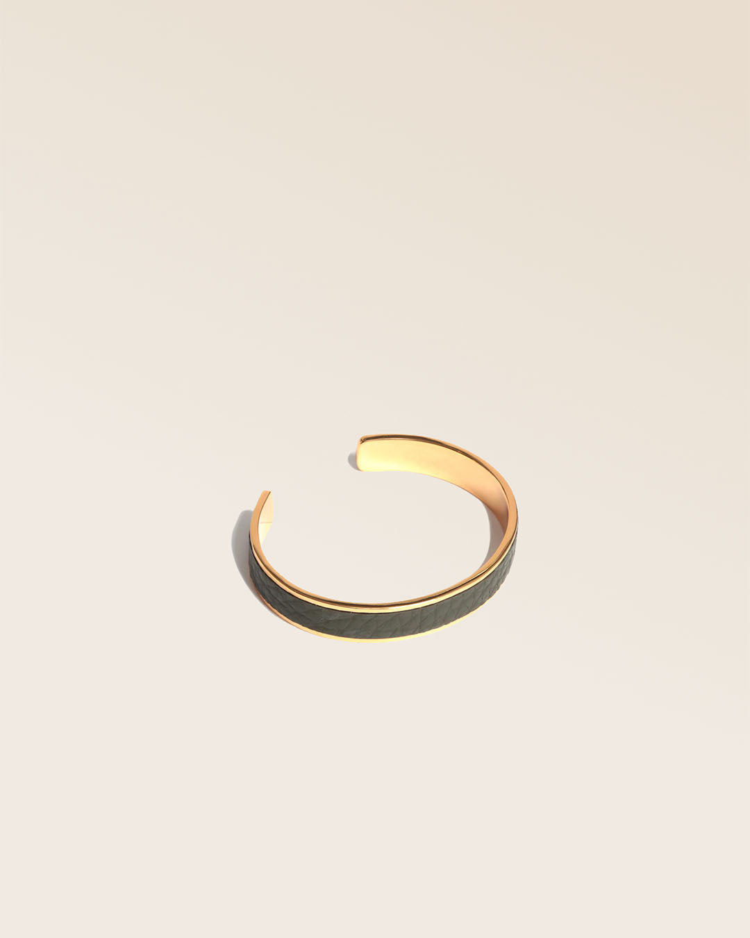 Our golden Pacôme bracelet in khaki vicuña-style leather, seen from the quarter in the studio.