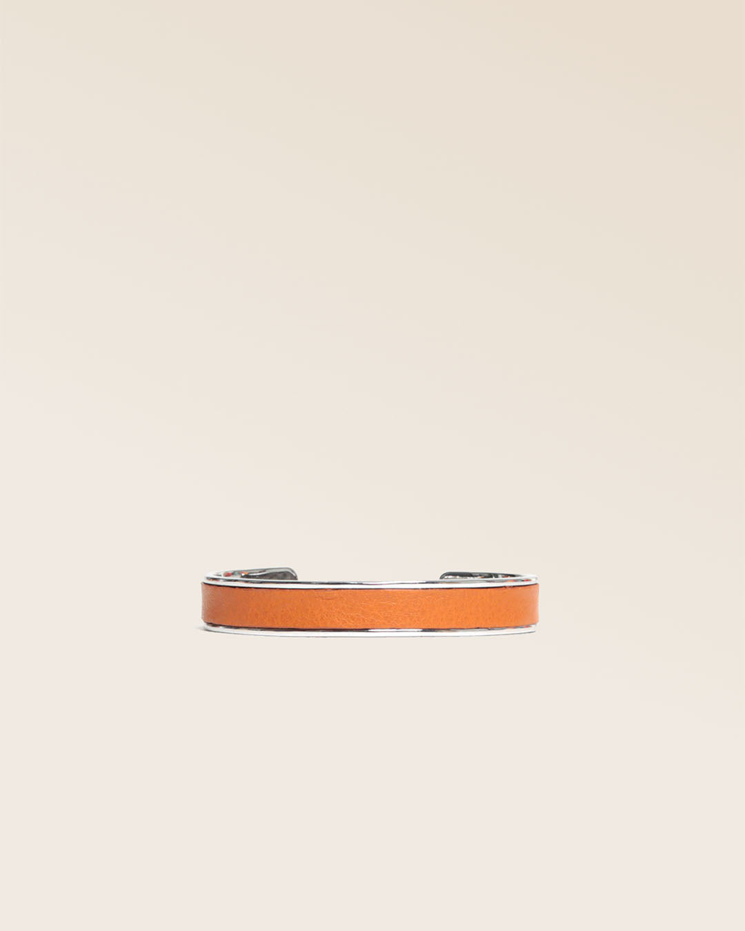 Notre bracelet Pacôme nickelé en cuir vintage camel vu de face en studio.