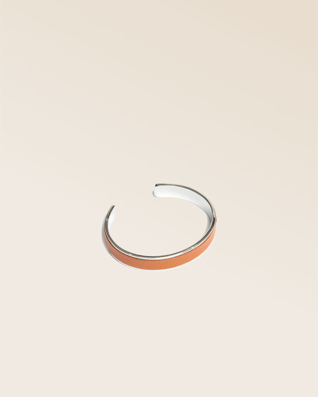 Notre bracelet Pacôme nickelé en cuir vintage camel vu de quart en studio.