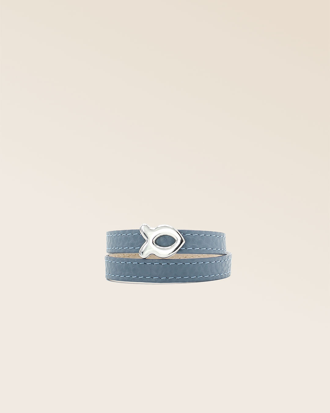 Notre bracelet Sardine nickelé en cuir façon vigogne bleu cobalt vu de face en studio.