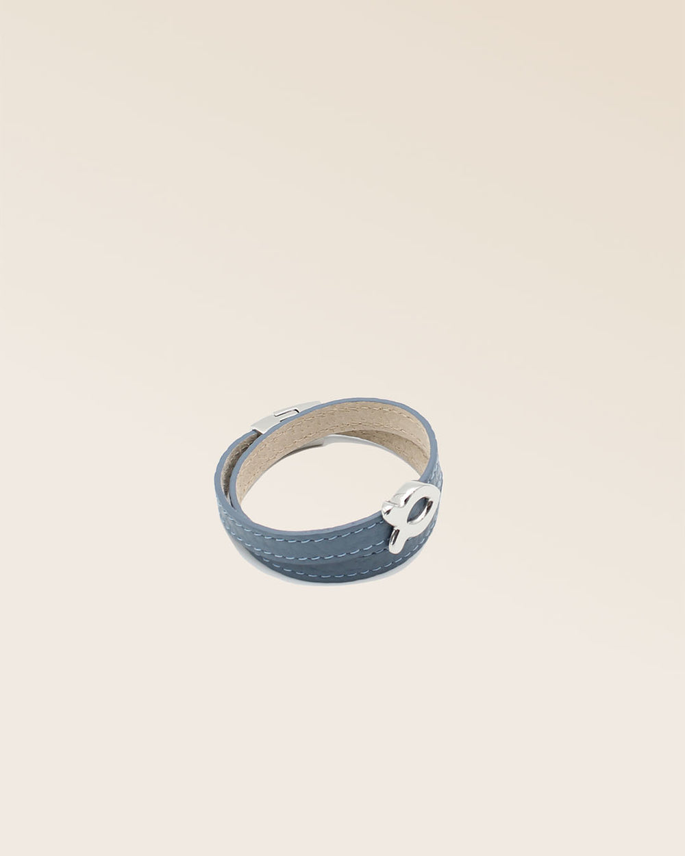 Notre bracelet Sardine nickelé en cuir façon vigogne bleu cobalt vu de quart en studio.