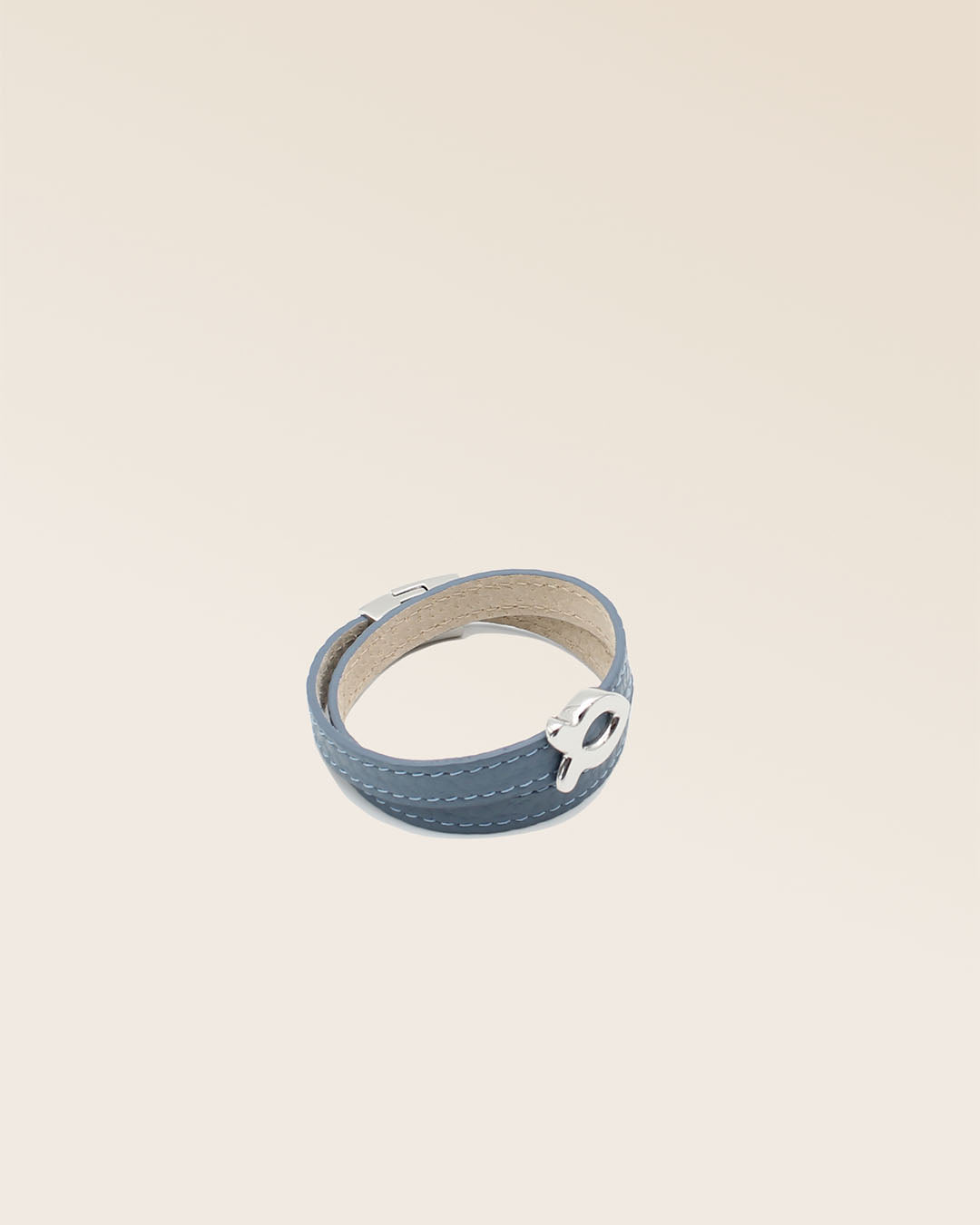 Notre bracelet Sardine nickelé en cuir façon vigogne bleu cobalt vu de quart en studio.