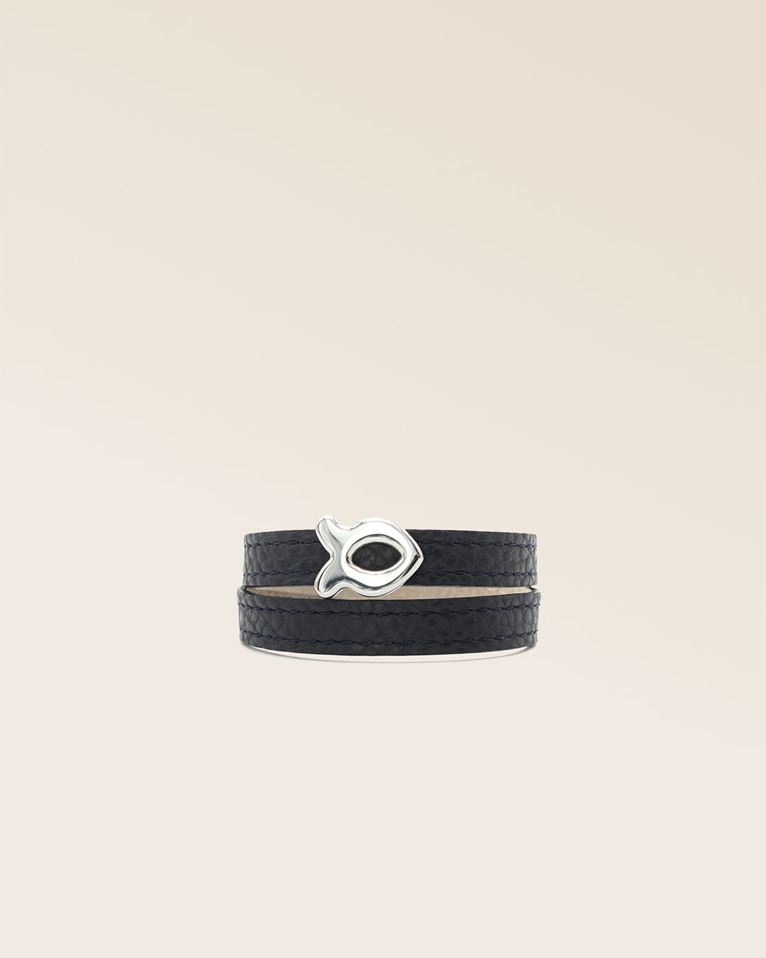 Notre bracelet Sardine nickelé en cuir façon vigogne bleu marine vu de face en studio.