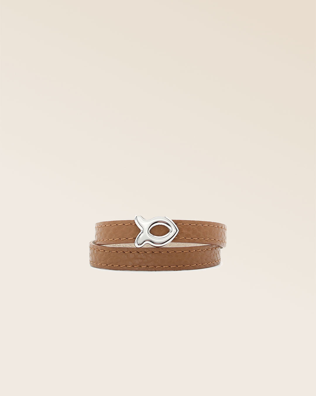 Notre bracelet Sardine nickelé en cuir façon vigogne fauve vu de face en studio.