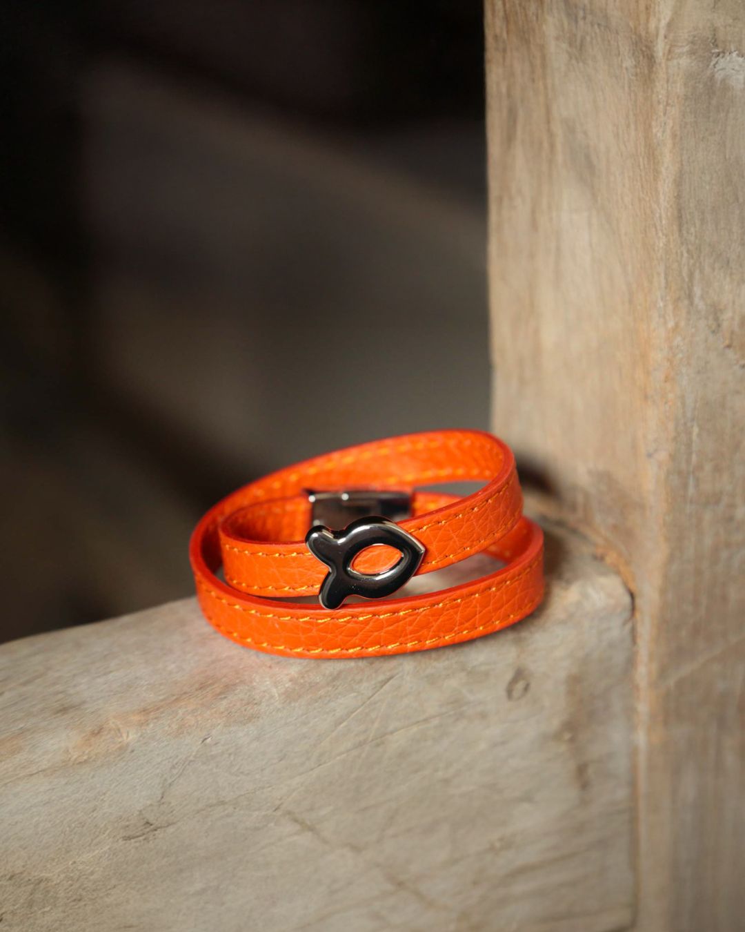 Our nickel-plated Sardine bracelet in orange vicuña-style leather, seen from the front.