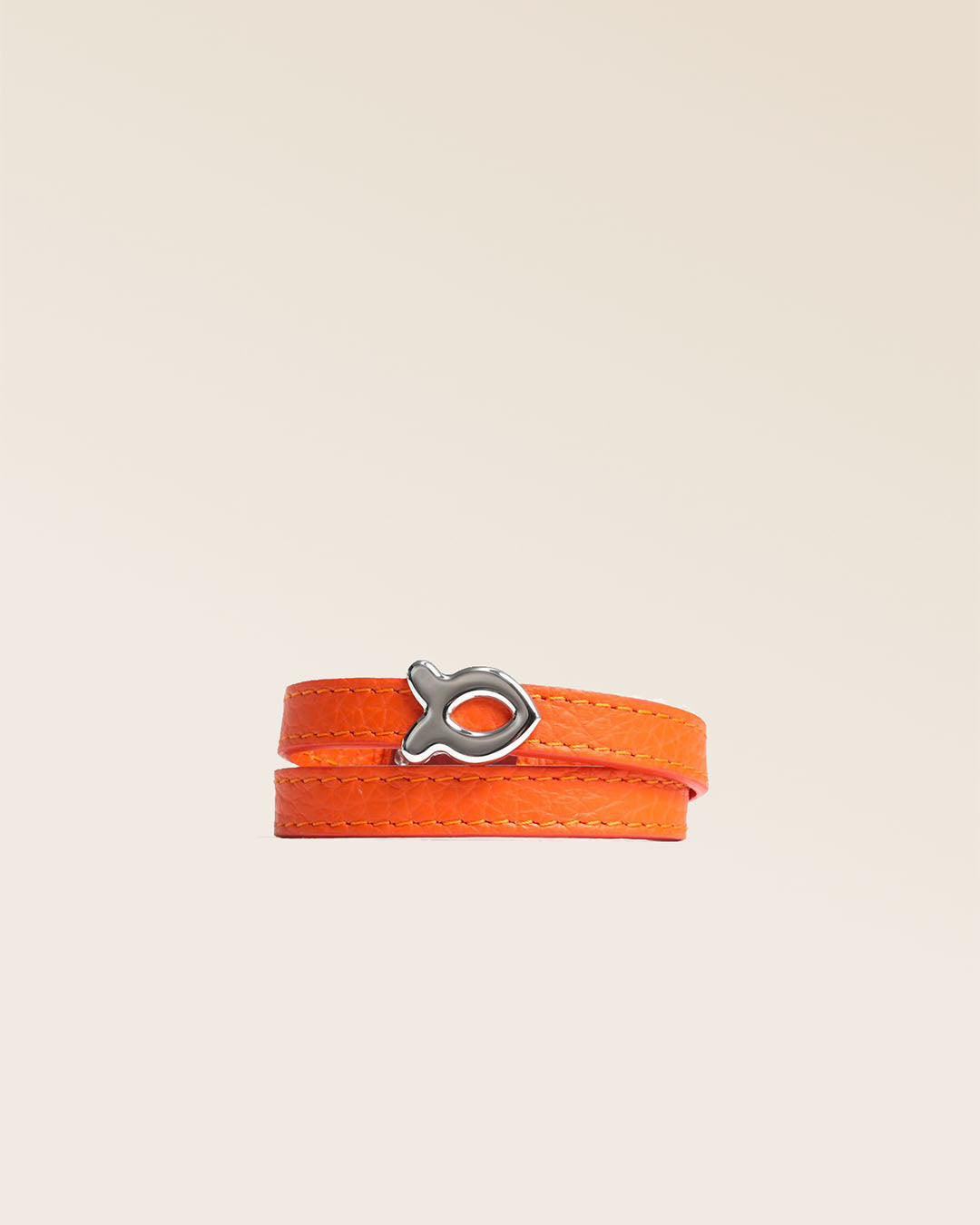 Our nickel-plated Sardine bracelet in orange vicuña leather, seen from the front in the studio.
