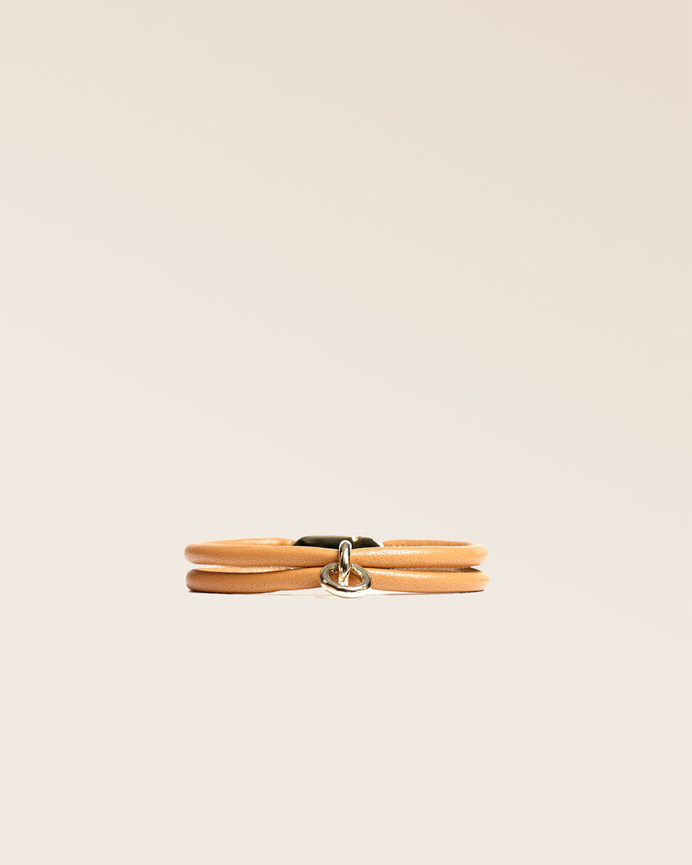 Notre bracelet Twin en cuir d'agneau camel vu de face en studio.