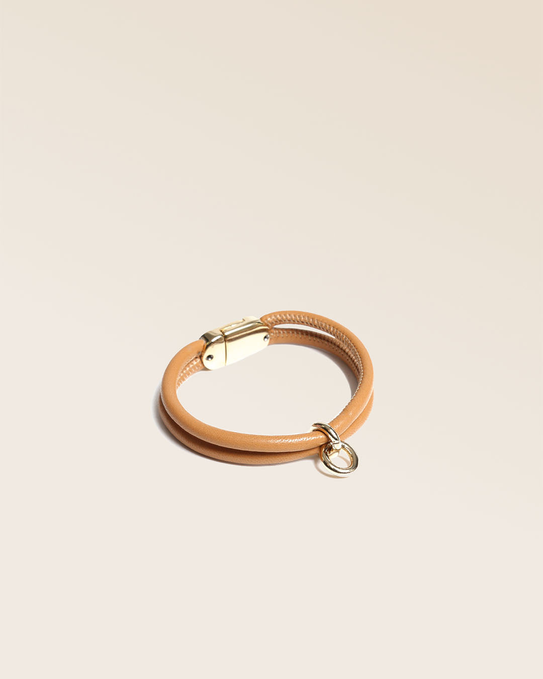 Notre bracelet Twin en cuir d'agneau camel vu de quart en studio.