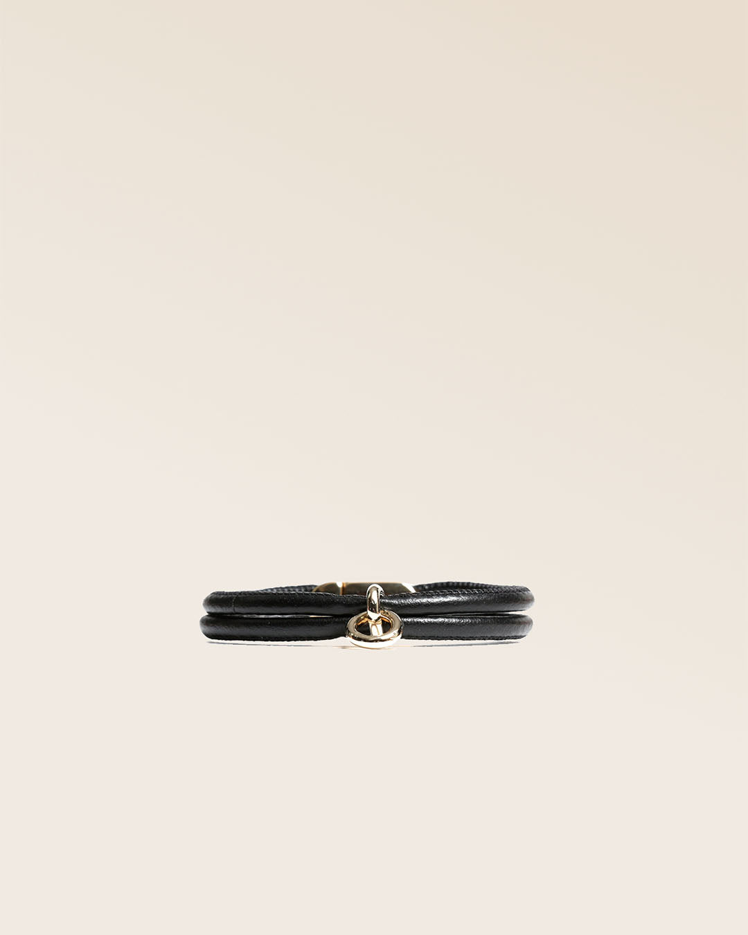 Notre bracelet Twin en cuir d'agneau noir vu de face en ambiance.