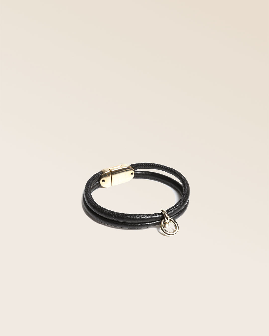 Notre bracelet Twin en cuir d'agneau noir vu de quart en studio.