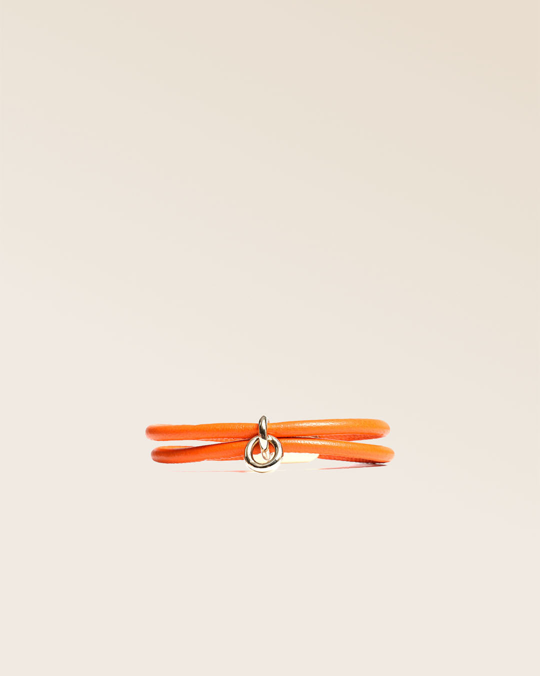 Notre bracelet Twin en cuir d'agneau orange vu de face en studio.