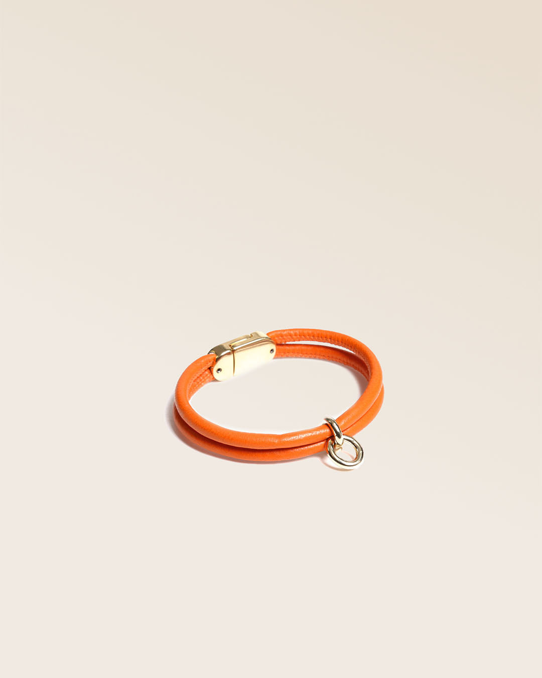 Notre bracelet Twin en cuir d'agneau orange vu de quart en studio.