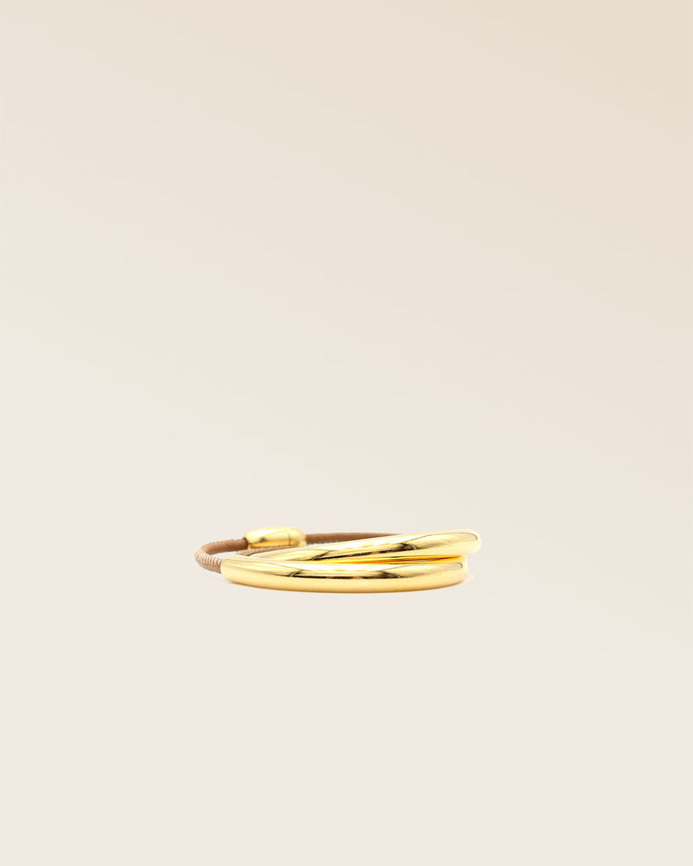 Notre bracelet Velvet en cuir d'agneau camel vu de face en studio.